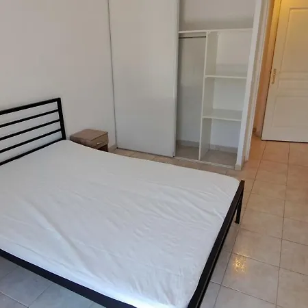 Lägenhet Spacious With Furnished Terrace Hyères