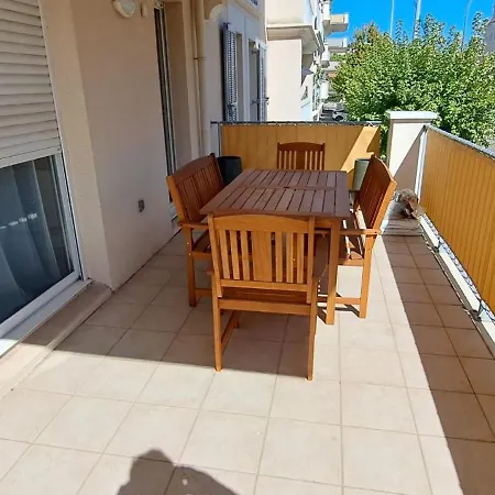 Lägenhet Spacious With Furnished Terrace Hyères